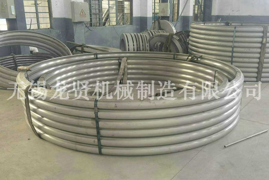 高速公路上的半圓管！